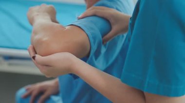 Rehabilitasyon merkezinde hastayla çalışan fizyoterapist.