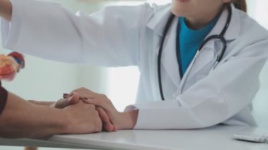 Doktor ve hasta hastanede. Doktor ayakta duruyor ve yardım ediyor.