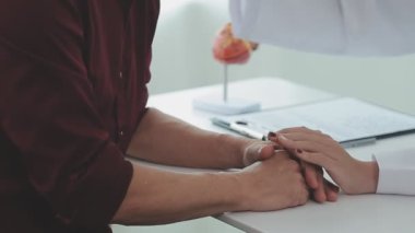 Doktor ve hasta hastane kliniğinde masada otururken bir şey tartışıyorlar. bakım kavramı.