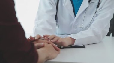 Doktor ellerinin ve hastaların ellerini hastane ofisinde, sağlık hizmetlerinde ve doktor hizmetlerinde kapalı tutmak.