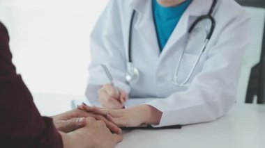 Doktor ve hasta sağlık sigortası muayenesini tartışıyorlar. tıbbi muayene.