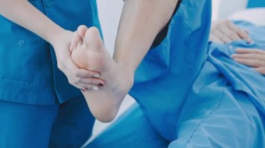 Doktor ve hemşire el sıkışıyor..