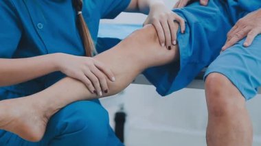 Klinikte bacağıyla çalışan bir fizyoterapist. rehabilitasyon ve tedavi kavramı