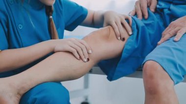 Fizyoterapist muayenehanesinde kadın bacağı.