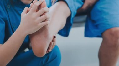 Yakın çekim. Hastanedeki hastanın doktoru.
