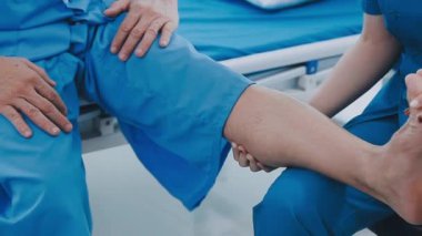 Tıp salonundaki kadın doktor.