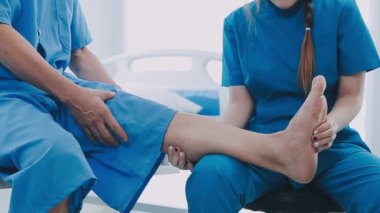 Doktor diz masajı yapıyor.