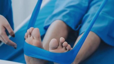 Kaplıcada mavi havluyla genç bir kadının ayağına yakın çekim..