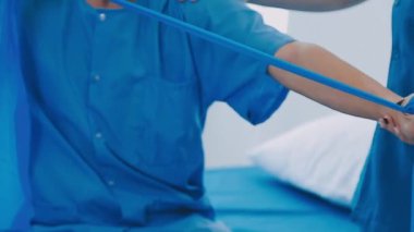 Klinikte hastayla çalışan fizyoterapist