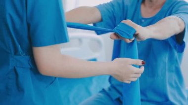 Klinikte çalışan fizyoterapist