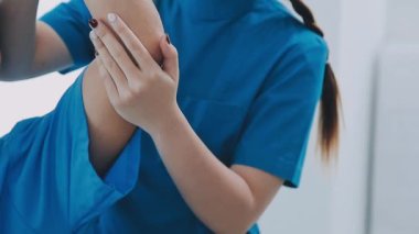 Hastanedeki steteskoplu Asyalı kadın hasta..