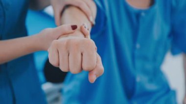 Hastanede el ele tutuşan genç bayana yakın durun..