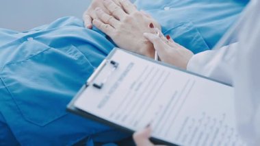 Doktorlar hastayı tartışıyor