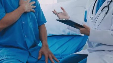 Tıbbi doktor, hastayı dijital tabletle alıyor..