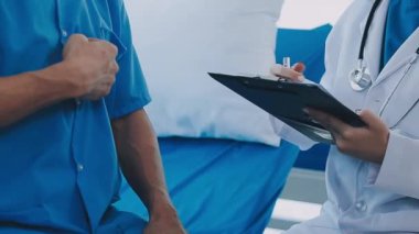 Doktor elinde tablet ve steteskop ile hastane geçmişi ve tıbbi konsept tutuyor.