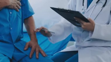 Dijital tableti tutan erkek doktoru kapat.