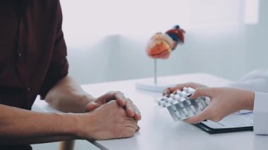 Doktor hastayı bir doktorun ellerinde tutuyor. sağlık hizmetleri