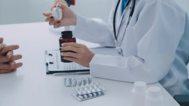 Doktor hastaya ilaç veriyor.