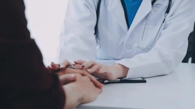 Erkek doktor ve kadın hasta