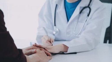 Doktor elleri bir hastayı ofiste tutuyor..