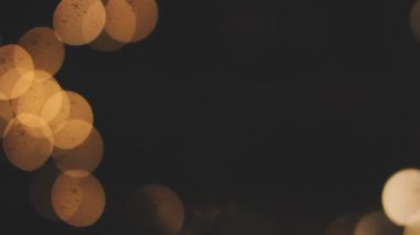 Yılbaşı ışıkları arka planda bulanık bokeh ile. Tasarımınız için odaklanmış soyut tatil arkaplanı