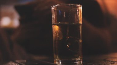 Cep telefonu kullanarak adamın elini kapat