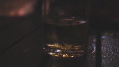 Dikey bir bardak viski.