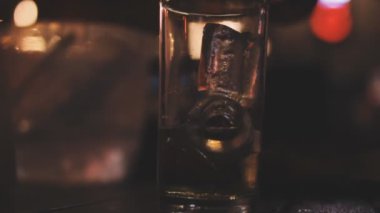 Ahşap zemin üzerinde bir bardak buz