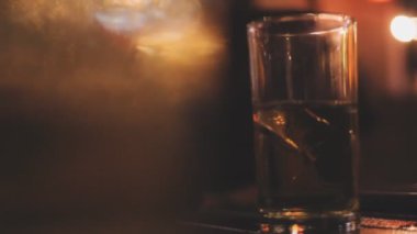 Bir kadeh şarabın bulanık arkaplanı