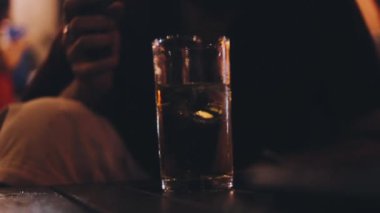 Buzda buz ve bir bardak su ile bulanık arkaplan