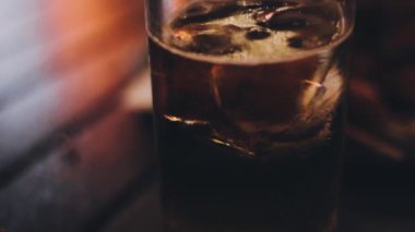 Tahta masadaki buzlu bir bardak su.