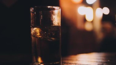 Masada bir bardak bira.