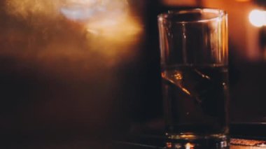 Bir bardak viski koyu arka plan üzerinde