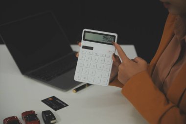 iş, satış ve insanlar kavramı otomatik - otomatik gösterme veya salon araba satıcısı için kredi kartı veren müşterinin yakın çekim