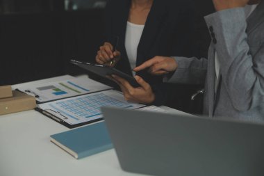 Toplantı odasında birlikte çalışan iş adamları, takım çalışması arka plan çizelgeleri ve grafikler, çift pozlama başarılı takım çalışması, iş planlama konsepti.