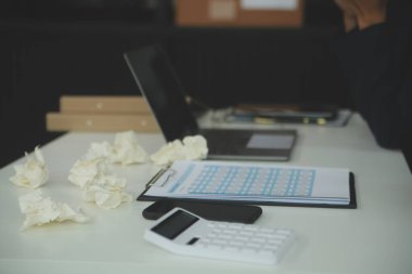 Stresli ofis çalışanı yöneticisinin iş görüşmelerinde iş arkadaşlarıyla çözmeleri gereken sorunlar hakkında baş ağrısı çekmesi. İş stresi ya da migren konsepti.