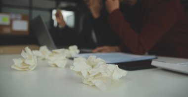 Stresli ofis çalışanı yöneticisinin iş görüşmelerinde iş arkadaşlarıyla çözmeleri gereken sorunlar hakkında baş ağrısı çekmesi. İş stresi ya da migren konsepti.