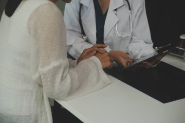 Büyüleyici kadın doktor Bayan hasta için tavsiyede.