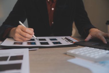 Model mobil uygulama ve web sitesi için UX UI tasarım süreci. Profesyonel uygulama geliştiricisi için kablo grafiğinin yaratıcı prototipi .