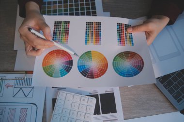 Model mobil uygulama ve web sitesi için UX UI tasarım süreci. Profesyonel uygulama geliştiricisi için kablo grafiğinin yaratıcı prototipi .