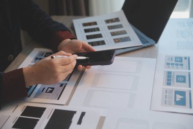 Model mobil uygulama ve web sitesi için UX UI tasarım süreci. Profesyonel uygulama geliştiricisi için kablo grafiğinin yaratıcı prototipi .