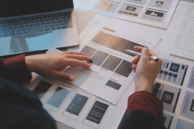 Model mobil uygulama ve web sitesi için UX UI tasarım süreci. Profesyonel uygulama geliştiricisi için kablo grafiğinin yaratıcı prototipi .