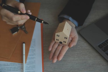 Emlakçı ve müşteri ev, sigorta ya da emlak satın almak için sözleşme imzalarlar. Ev kiralarlar, sigorta yaptırırlar, emlak veya emlak kredisi alırlar..