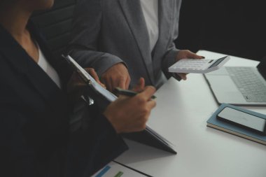 Toplantı odasında birlikte çalışan iş adamları, takım çalışması arka plan çizelgeleri ve grafikler, çift pozlama başarılı takım çalışması, iş planlama konsepti.