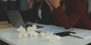 Stresli ofis çalışanı yöneticisinin iş görüşmelerinde iş arkadaşlarıyla çözmeleri gereken sorunlar hakkında baş ağrısı çekmesi. İş stresi ya da migren konsepti.