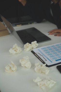 Stresli ofis çalışanı yöneticisinin iş görüşmelerinde iş arkadaşlarıyla çözmeleri gereken sorunlar hakkında baş ağrısı çekmesi. İş stresi ya da migren konsepti.