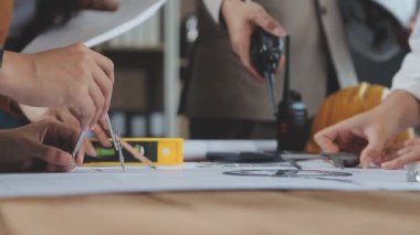 Ev ve proje konsepti üzerinde çalışan mimar mühendisi