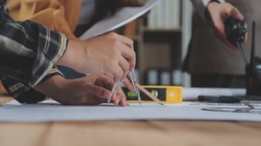 İnşaat projesinde çalışan mühendis ve mimar mühendis, mimar veya mühendis ofis, mühendislik ve inşaat konseptinde inşaat planına sahip. Klasik ton efekti.