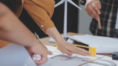 İnşaat alanında çalışan genç Asyalı kadın mühendis, elinde planlar ve ölçüm grafiği var, iş yerinde çalışıyor, mühendis, mimar.