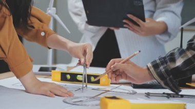 Planı ve mühendisi olan genç Asyalı mimar kadın mühendis ofisin planıyla birlikte çalışıyor. mühendislik ve inşaat kavramı.